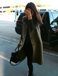 25312396_Kendall-Jenner--Arrives-at-LAX-