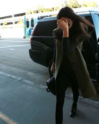 25312397_Kendall-Jenner--Arrives-at-LAX-