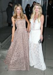 25379171_Paris-Hilton--2016-amfAR-New-Yo