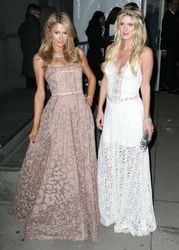 25379182_Paris-Hilton--2016-amfAR-New-Yo