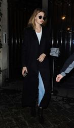 25740602_Gigi-Hadid-in-Jeans-out-in-Pari