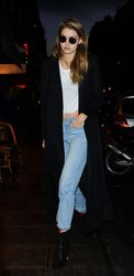 25740603_Gigi-Hadid-in-Jeans-out-in-Pari