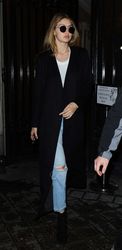 25740609_Gigi-Hadid-in-Jeans-out-in-Pari