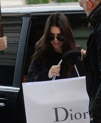 25740658_Kendall-Jenner--Out-in-Paris--0