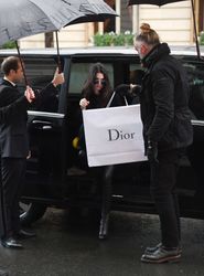 25740669_Kendall-Jenner--Out-in-Paris--0
