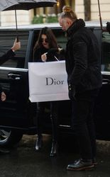 25740673_Kendall-Jenner--Out-in-Paris--1