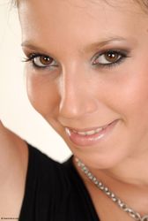 Lizzie Ryan - Desirable n4v0qfa443