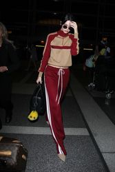 26893713_Kendall-Jenner-in-Red-Sweats-at