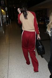 26893719_Kendall-Jenner-in-Red-Sweats-at