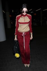 26893726_Kendall-Jenner-in-Red-Sweats-at