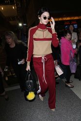26893728_Kendall-Jenner-in-Red-Sweats-at