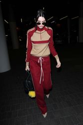 26893729_Kendall-Jenner-in-Red-Sweats-at