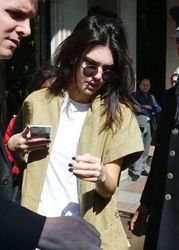 26949728_Kendall-Jenner-in-Jeans-at-Chan