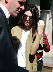 26949734_Kendall-Jenner-in-Jeans-at-Chan