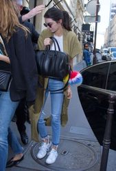 26949738_Kendall-Jenner-in-Jeans-at-Chan