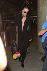 26961411_Kendall-Jenner-at-LAX-Airport--