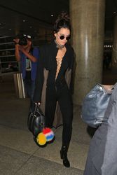 26961415_Kendall-Jenner-at-LAX-Airport--