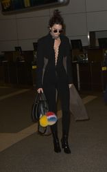 26961417_Kendall-Jenner-at-LAX-Airport--