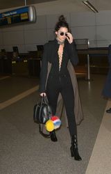 26961418_Kendall-Jenner-at-LAX-Airport--