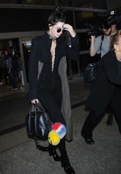 26961423_Kendall-Jenner-at-LAX-Airport--