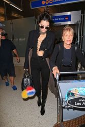 26961430_Kendall-Jenner-at-LAX-Airport--