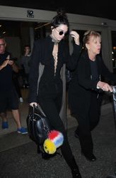 26961433_Kendall-Jenner-at-LAX-Airport--