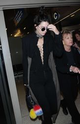 26961437_Kendall-Jenner-at-LAX-Airport--