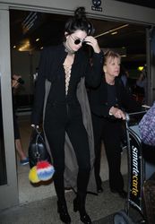 26961444_Kendall-Jenner-at-LAX-Airport--