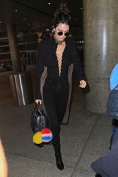 26961451_Kendall-Jenner-at-LAX-Airport--