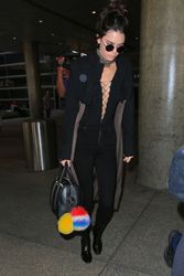 26961459_Kendall-Jenner-at-LAX-Airport--