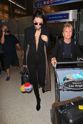 26961461_Kendall-Jenner-at-LAX-Airport--