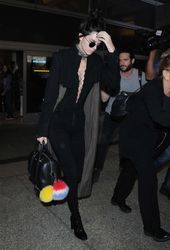 26961468_Kendall-Jenner-at-LAX-Airport--