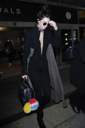 26961482_Kendall-Jenner-at-LAX-Airport--