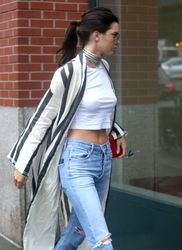 27189043_Kendall-Jenner-in-Ripped-Jeans-
