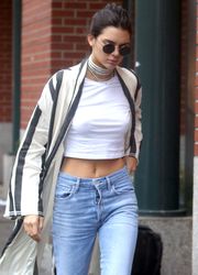 27189045_Kendall-Jenner-in-Ripped-Jeans-