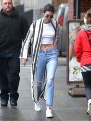 27189047_Kendall-Jenner-in-Ripped-Jeans-