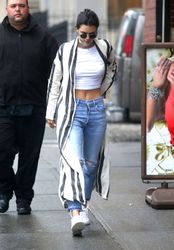 27189051_Kendall-Jenner-in-Ripped-Jeans-