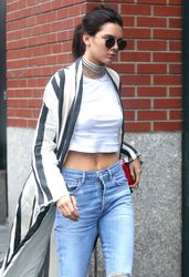 27189056_Kendall-Jenner-in-Ripped-Jeans-