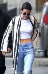 27189058_Kendall-Jenner-in-Ripped-Jeans-