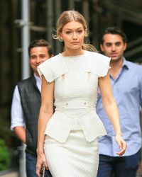 27308305_Gigi-Hadid--Out-for-lunch-in-Ne