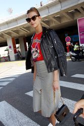 27404028_Karlie-Kloss-at-Nice-Airport-in
