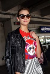 27404030_Karlie-Kloss-at-Nice-Airport-in
