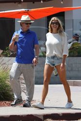 27404701_Charlotte-McKinney-in-Jeans-Sho