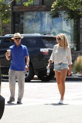 27404703_Charlotte-McKinney-in-Jeans-Sho