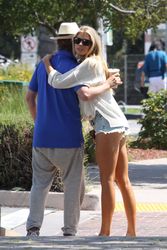 27404705_Charlotte-McKinney-in-Jeans-Sho