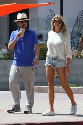 27404718_Charlotte-McKinney-in-Jeans-Sho