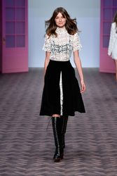 27595935_MacGrawRunwayMercedesBenzFashio