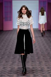 27595936_MacGrawRunwayMercedesBenzFashio