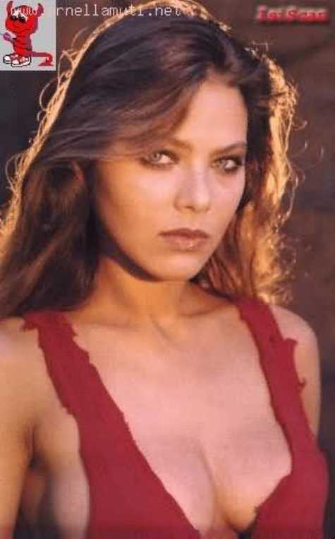 Молодая и прекрасная Ornella Muti сверкает грудью