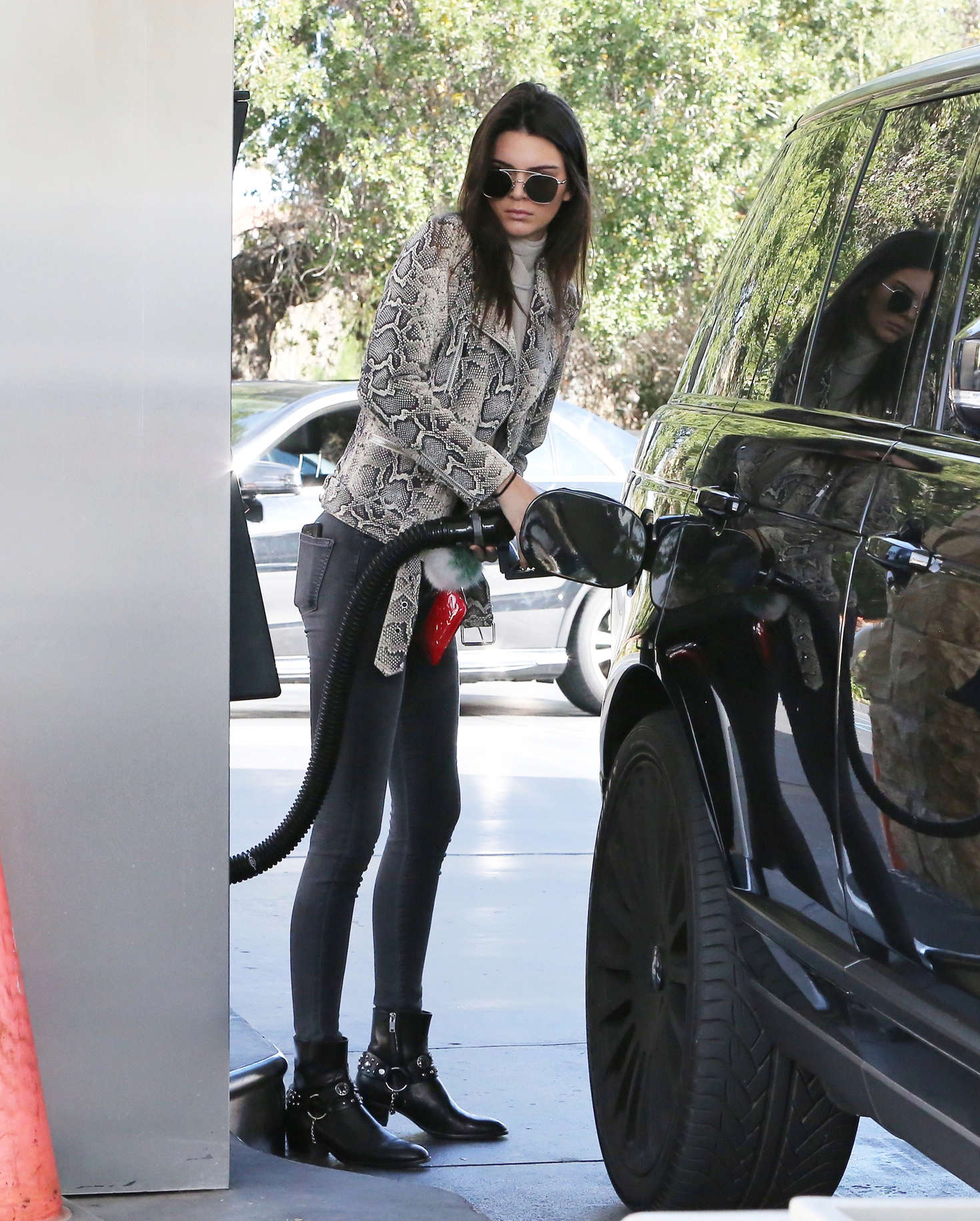 Kendall Jenner pumping gas 01